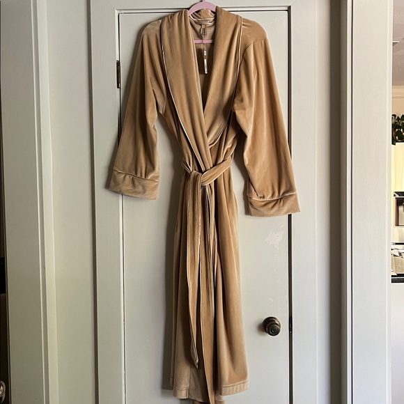 Skims Velour Robe in Honey Beige size 2X - Picture 9 of 10